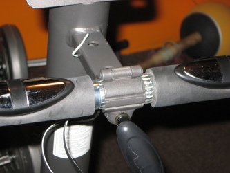 Proper and non-pinched routing of the HR wires through the handlebar mount.